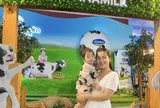 Ngô Phạm Bảo Vy Cùng Con Gái Trải Nghiệm Làm “Nông Dân Nhí” Tại Nông Trại Xanh Vinamilk Giữa Lòng Vietopia