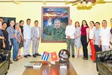 Đại sứ quán Cuba tại Việt Nam tiếp nhận tác phẩm "Fidel Castro Ruz - Cuba trong trái tim người Việt"