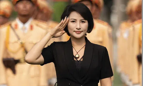 Doanh nhân Trần Thị Lan – Giám đốc Công ty Cổ phần Thương mại Cung ứng Nhân lực Việt – Hàn thăm hỏi, trao quà cho lực lượng A80 Bộ Công An