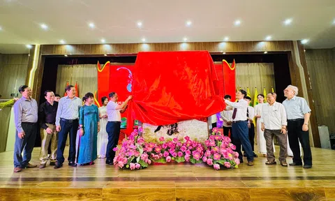 Trường Đại học Kinh doanh và Công nghệ Hà Nội long trọng kỷ niệm 135 năm ngày sinh Chủ tịch Hồ Chí Minh và đón nhận bức chân dung Bác Hồ do Khu Di tích trao tặng