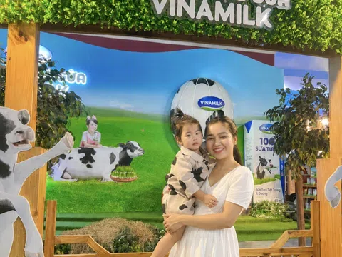 Ngô Phạm Bảo Vy Cùng Con Gái Trải Nghiệm Làm “Nông Dân Nhí” Tại Nông Trại Xanh Vinamilk Giữa Lòng Vietopia