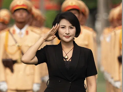 Doanh nhân Trần Thị Lan – Giám đốc Công ty Cổ phần Thương mại Cung ứng Nhân lực Việt – Hàn thăm hỏi, trao quà cho lực lượng A80 Bộ Công An