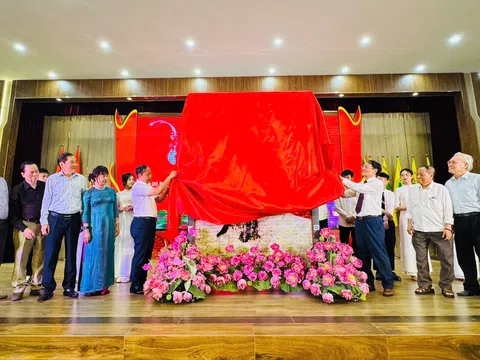 Trường Đại học Kinh doanh và Công nghệ Hà Nội long trọng kỷ niệm 135 năm ngày sinh Chủ tịch Hồ Chí Minh và đón nhận bức chân dung Bác Hồ do Khu Di tích trao tặng